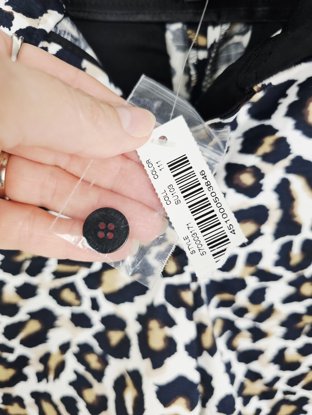 White House Black Market Leopard Print Shorts NWT - Picture 4 of 8